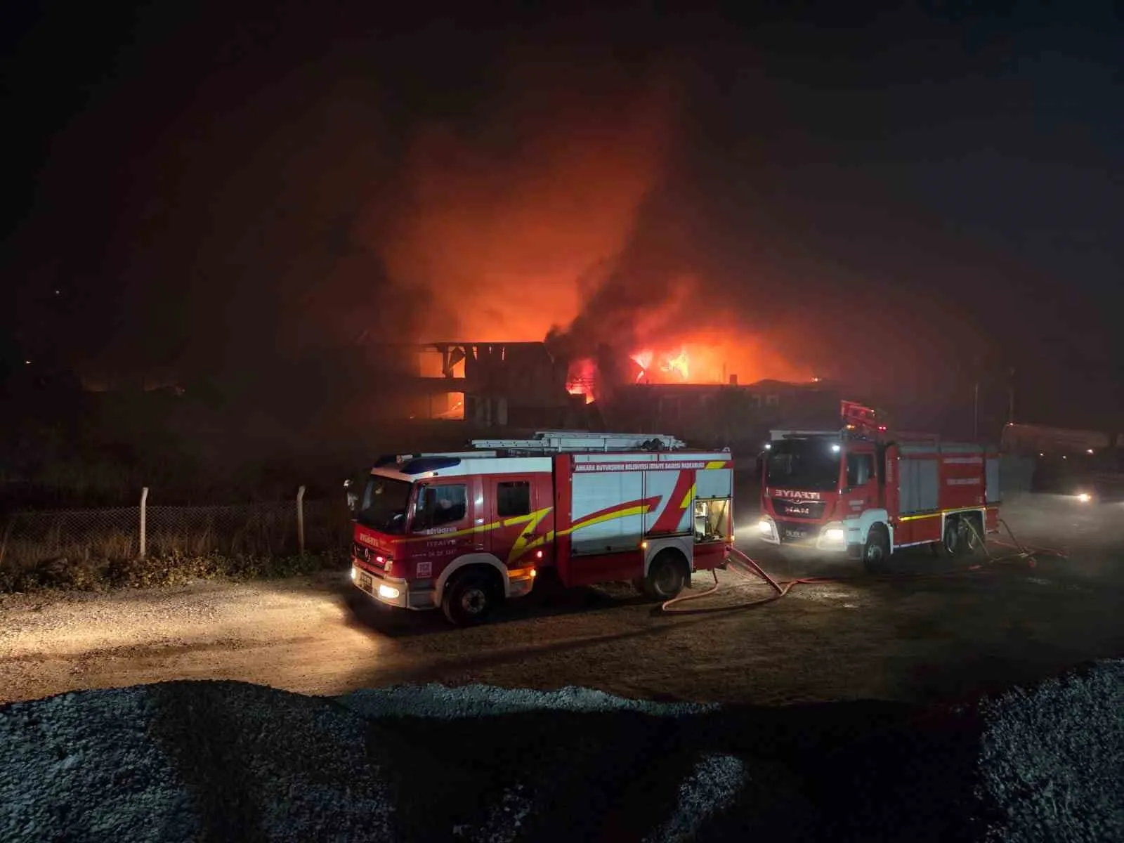 Ankara’nın Elmadağ ilçesinde bulunan bir boya dönüşüm fabrikasında yangın çıktı.