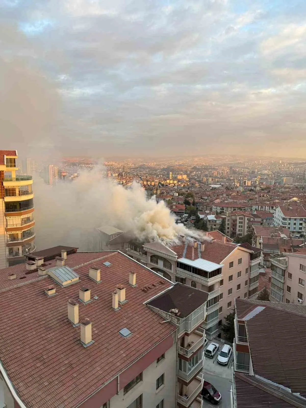 Ankara’nın Keçiören ilçesinde 7 katlı bir binanın çatı katında çıkan