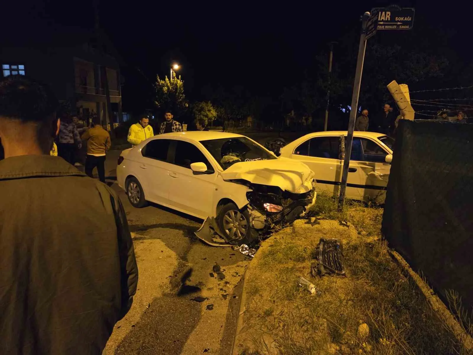 Ankara’nın Elmadağ ilçesinde iki otomobilin kafa kafaya çarpışması sonucu meydana