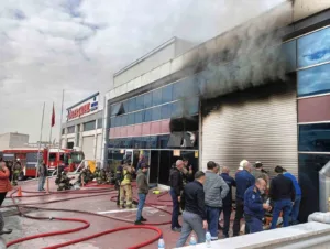 Ankara’nın Yenimahalle ilçesindeki sanayi bölgesinde çıkan iş yeri yangını, itfaiye