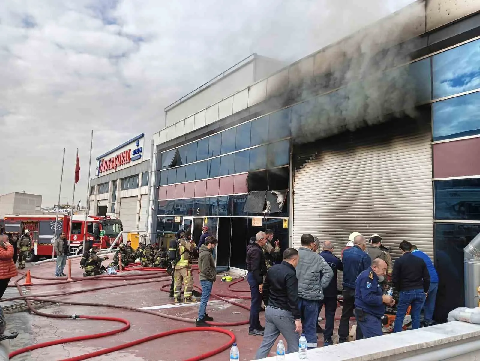 Ankara’nın Yenimahalle ilçesindeki sanayi bölgesinde çıkan iş yeri yangını, itfaiye