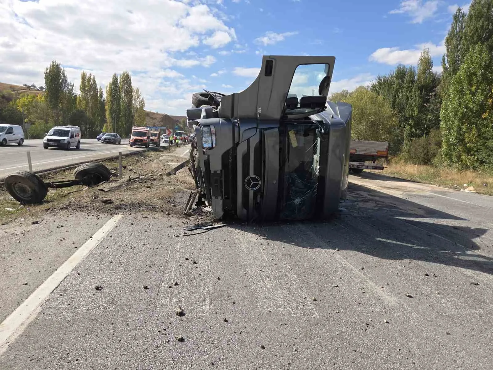 Ankara’da kontrolden çıkarak karşı yola geçen tırın, seyir halindeki otomobille