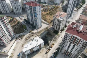 Ankara’nın Mamak ilçesinde bir inşaatta temel kazma çalışmaları sırasında toprak