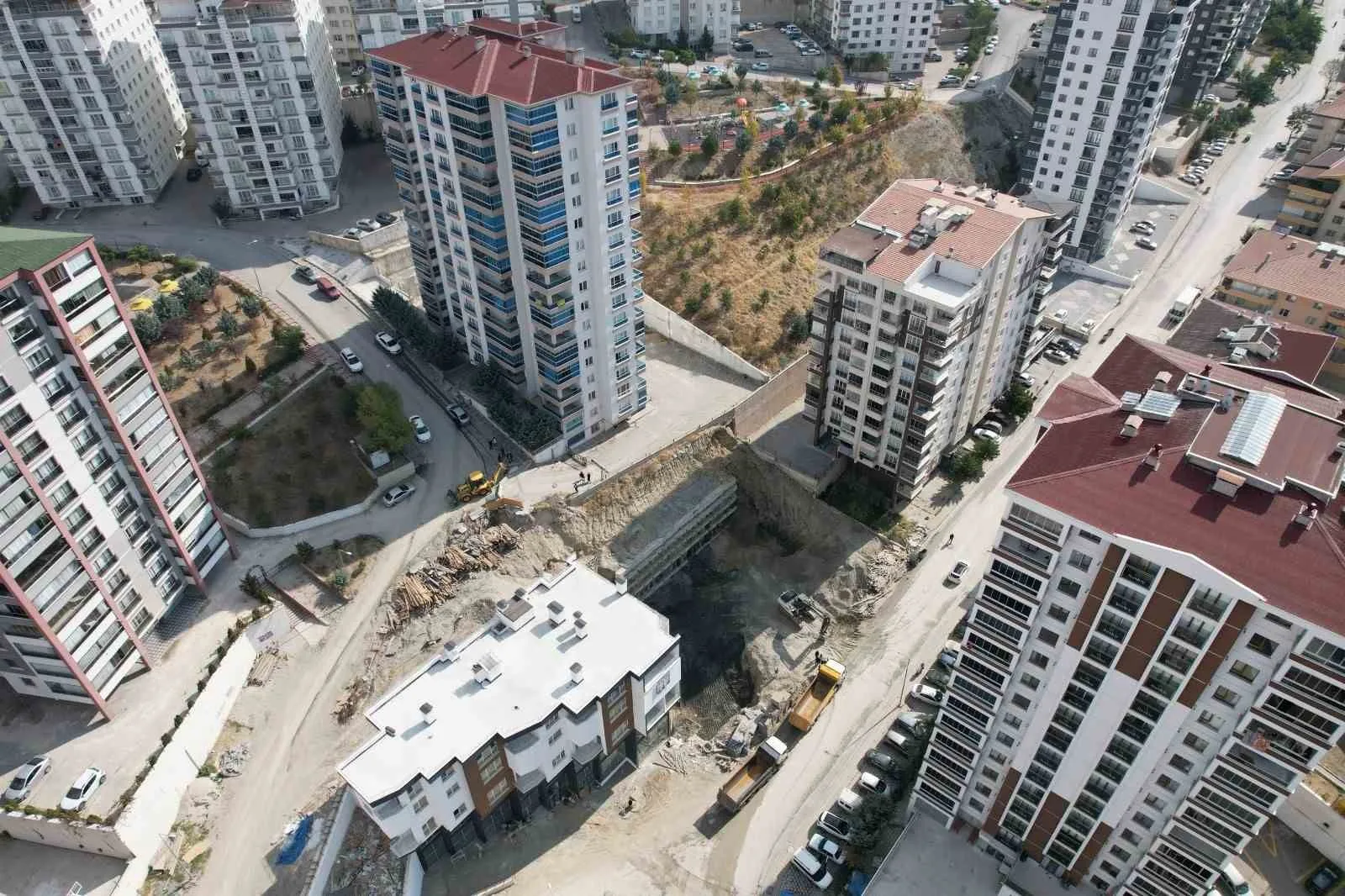 Ankara’nın Mamak ilçesinde bir inşaatta temel kazma çalışmaları sırasında toprak