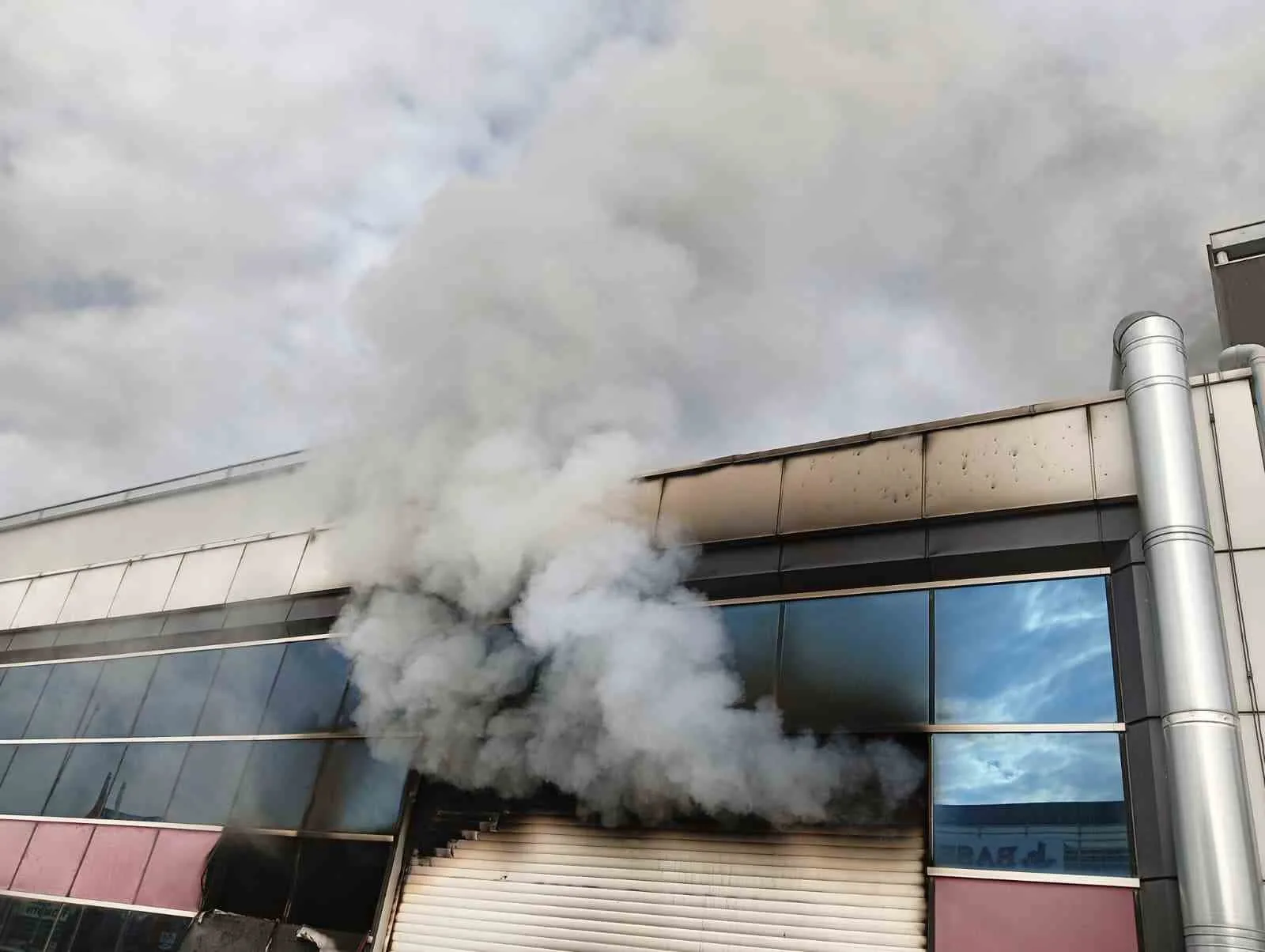 Ankara’da Ostim Organize Sanayi Bölgesi’nde (OSB) bir iş yerinde yangın