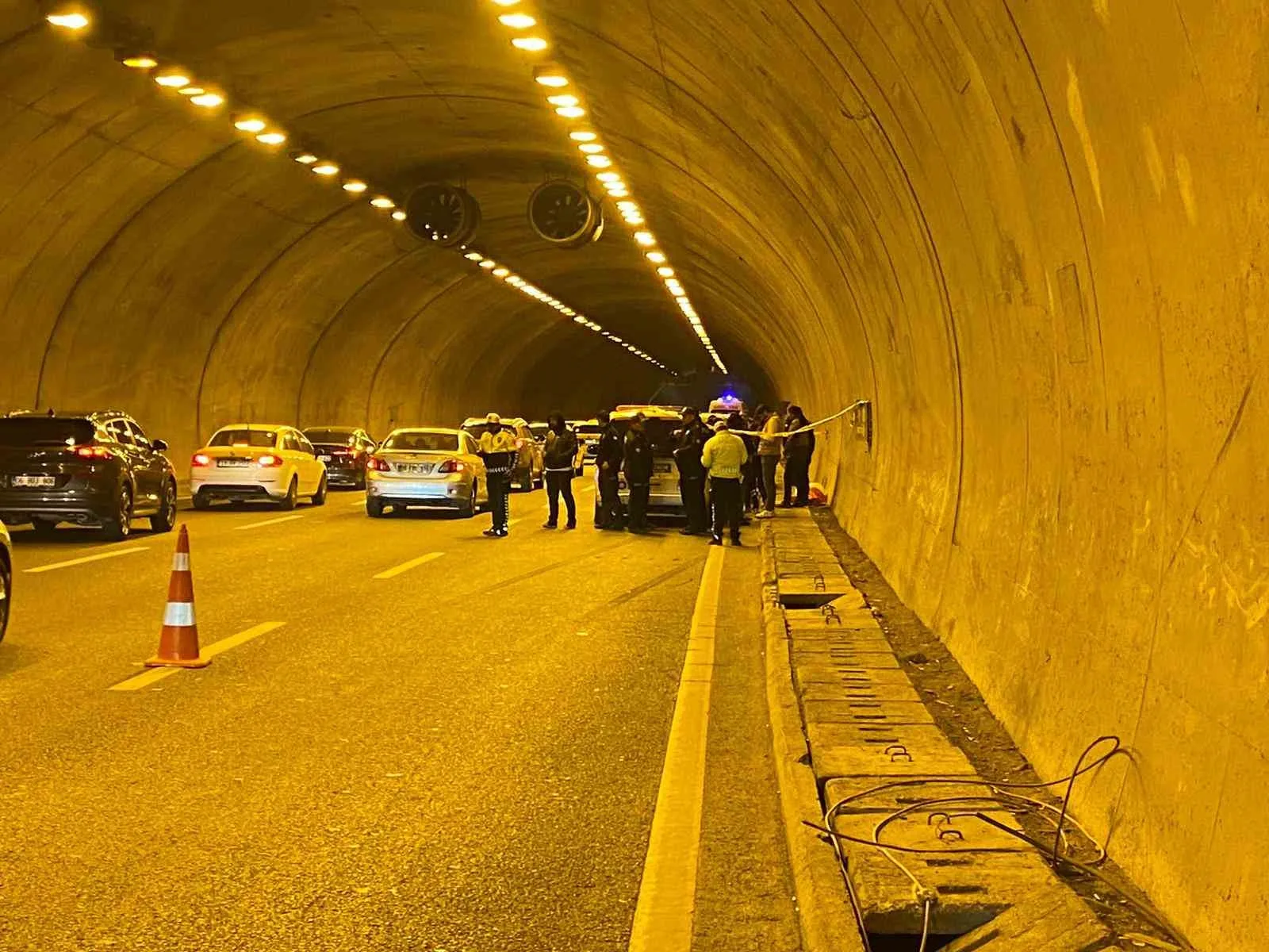 Ankara’nın Keçiören ilçesinde otomobil içerisinde çıkan silahlı kavgada 1 kişi