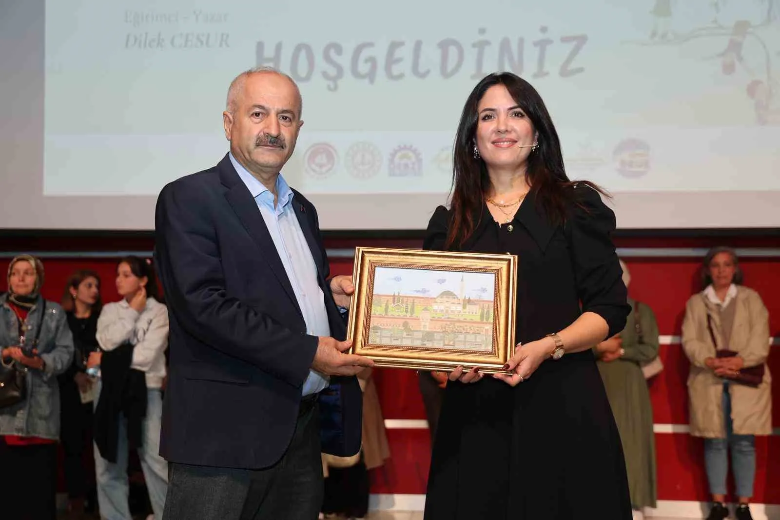 Gebze’de düzenlenen “Seni Anlıyorum Çocuk” söyleşisinde yazar Dilek Cesur, ebeveyn-çocuk