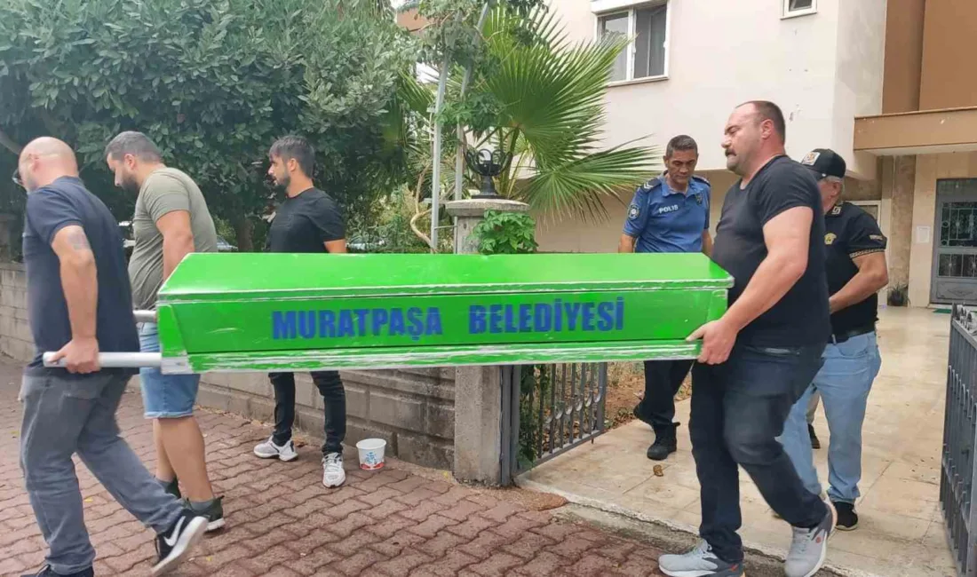 Antalya’nın Muratpaşa ilçesinde 35 yaşındaki adam, annesiyle birlikte yaşadığı evde