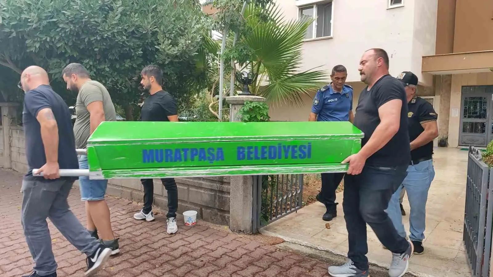Antalya’nın Muratpaşa ilçesinde 35 yaşındaki adam, annesiyle birlikte yaşadığı evde