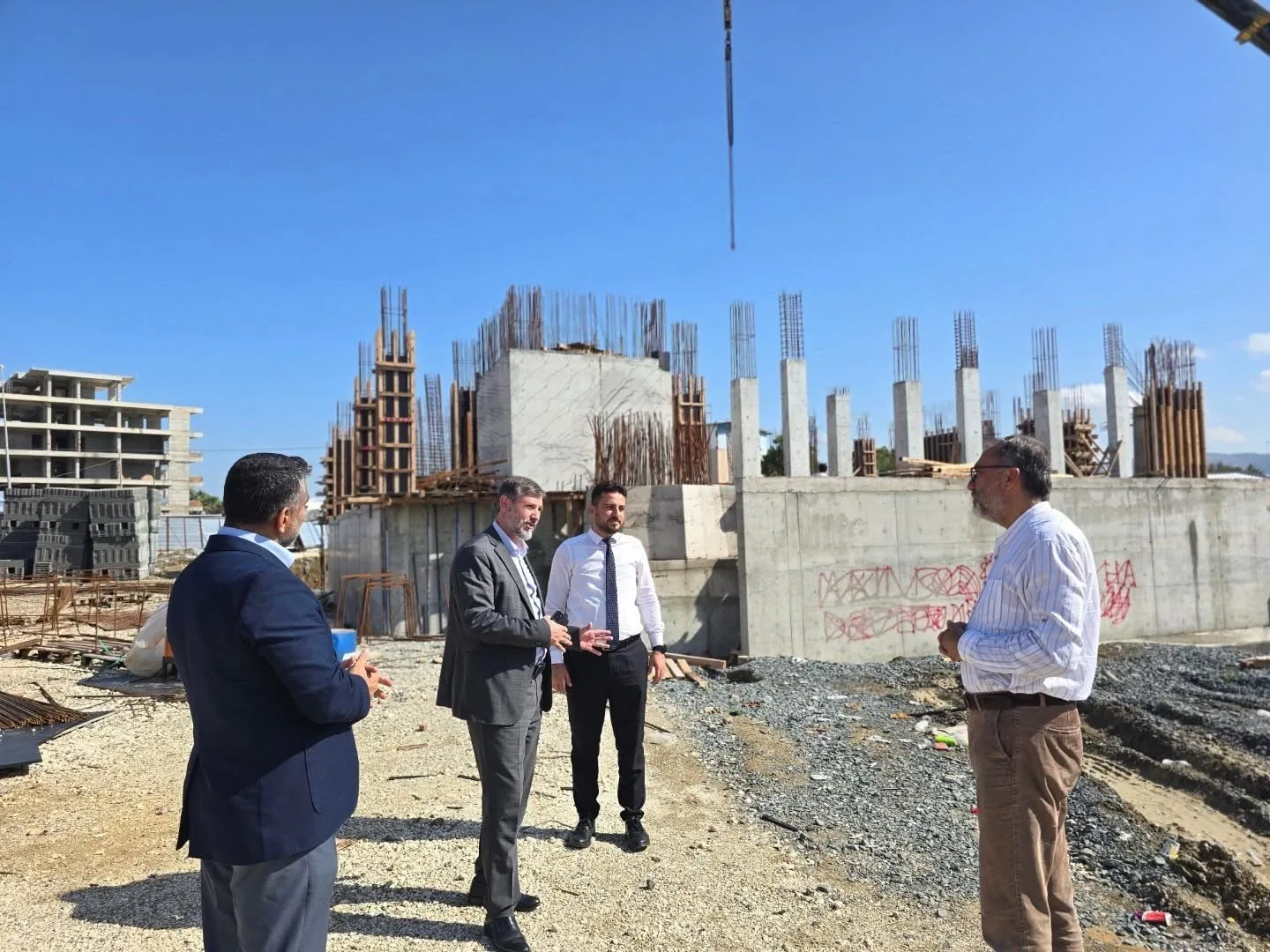 Hatay’ın Antakya ilçesi otogar mevkiine inşa edilen camide çalışmalar sürüyor.