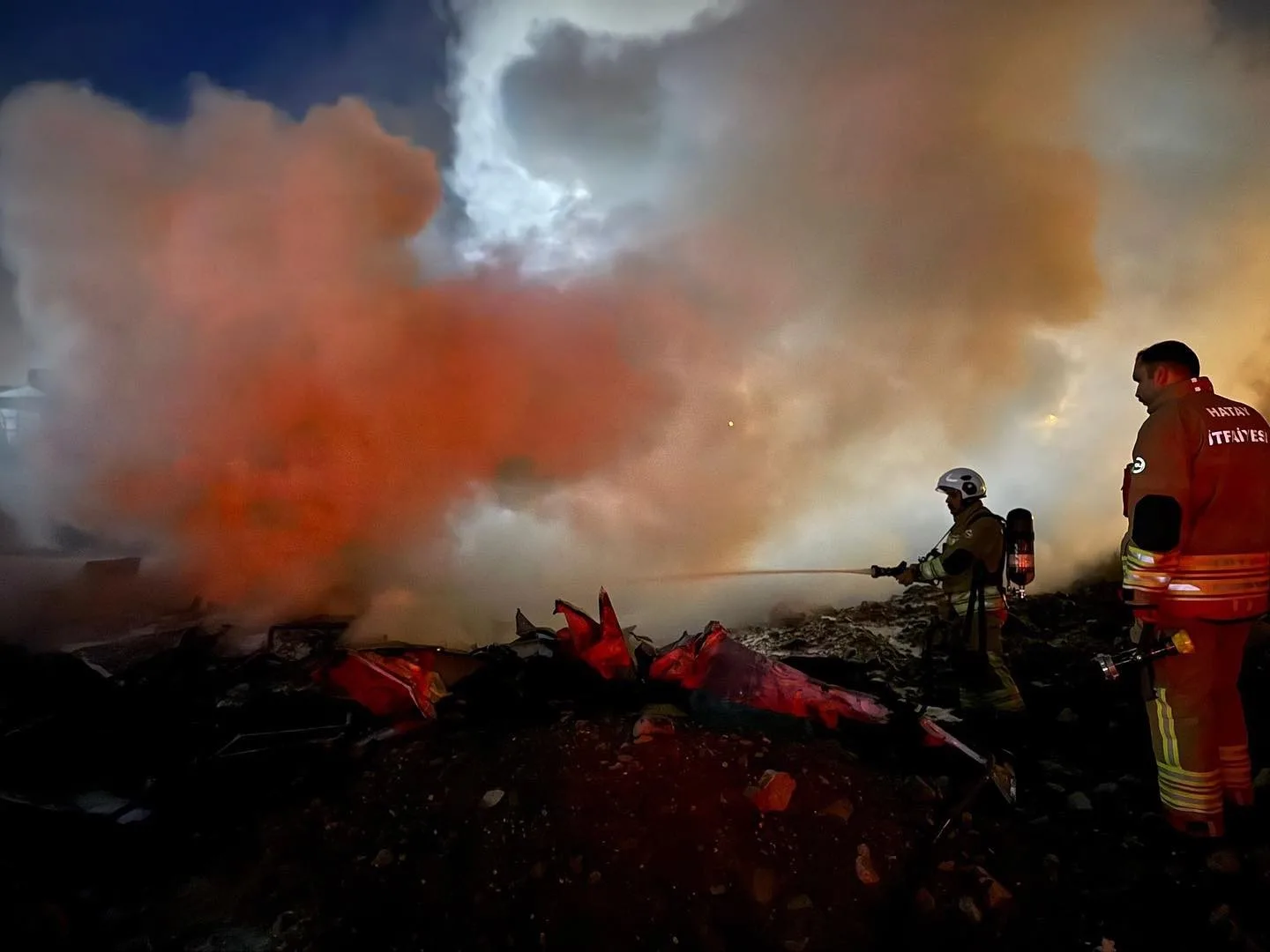 Hatay’da hurdalık alanda çıkan yangın büyümeden kontrol altına alındı. Yangın,
