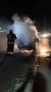 Hatay’da seyir halindeyken yanmaya başlayan otomobilde hasar meydana geldi. Yangın,