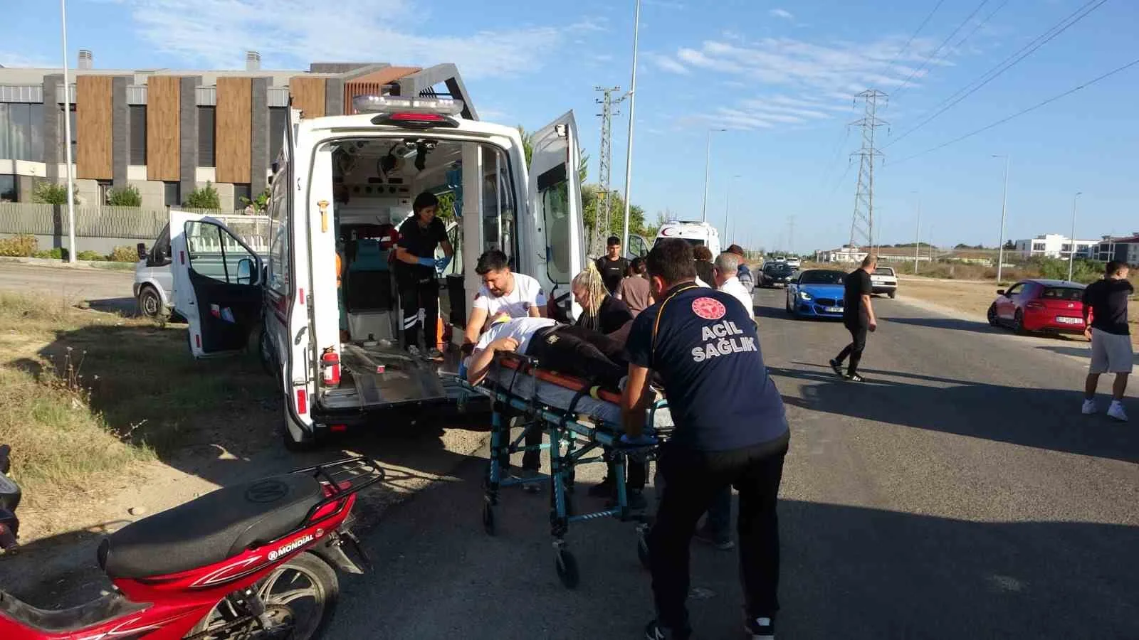 Antalya’nın Manavgat ilçesinde 14 yaşındaki çocuğun kullandığı motosikletin kamyonetle çarpışması