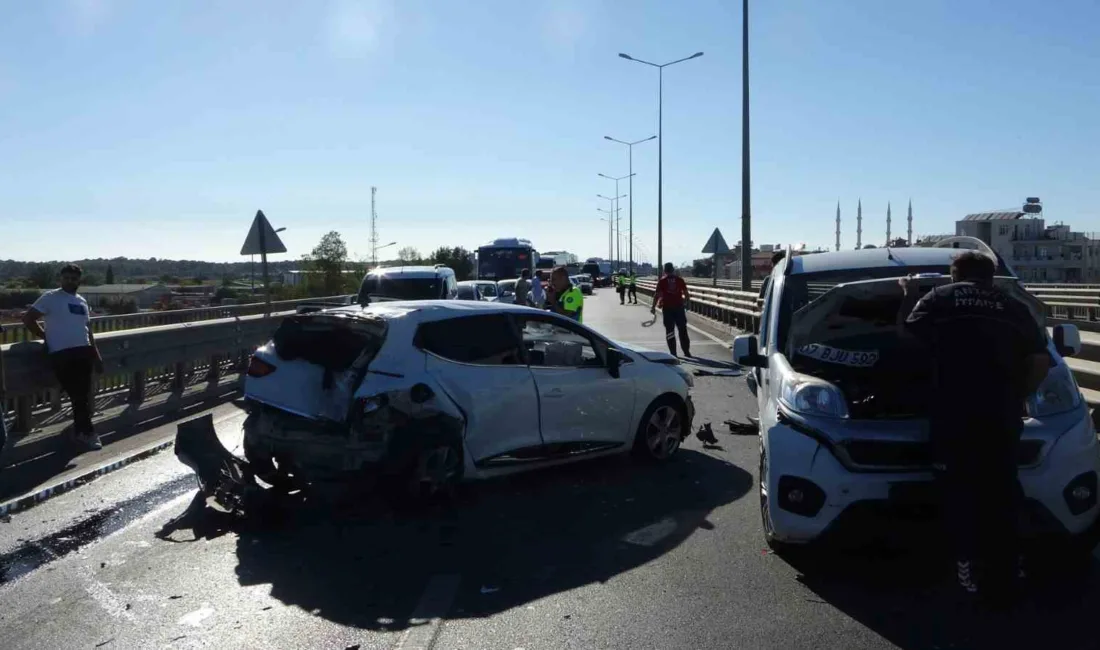 Antalya’nın Manavgat ilçesinde kavşak üzerindeki kaza tedbirlerini görerek yavaşlayan araçlara