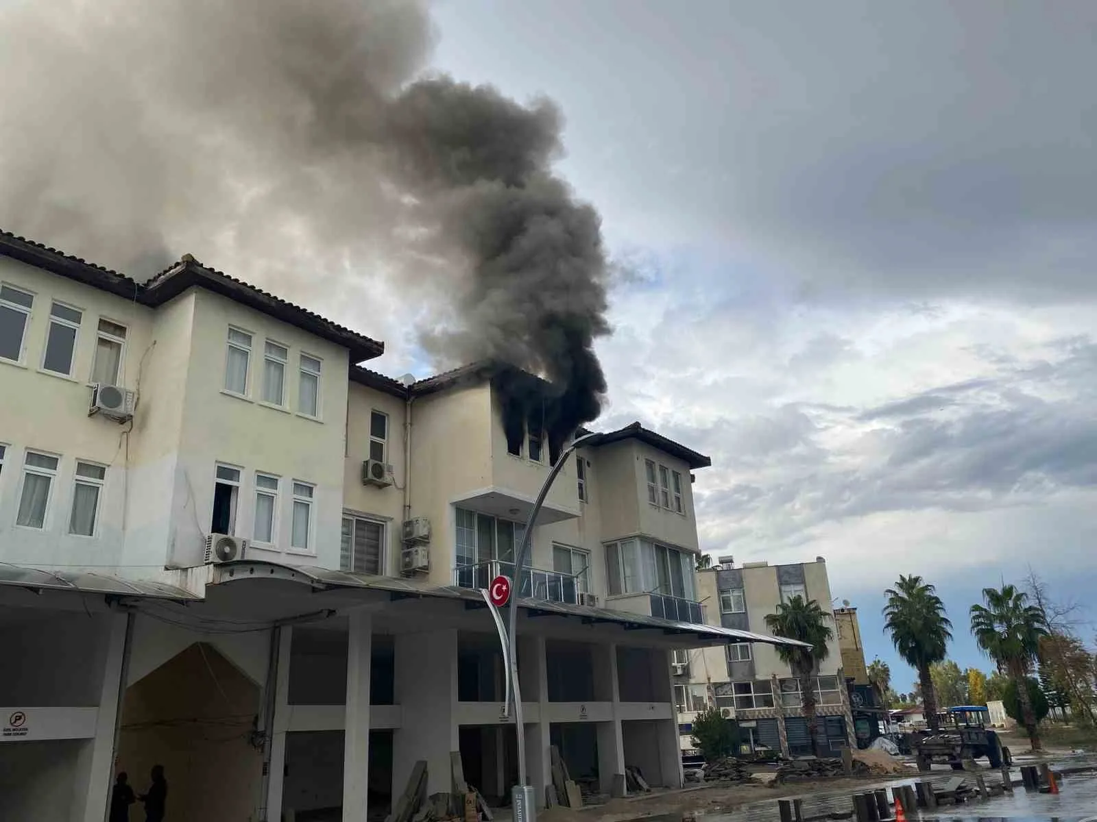 Antalya’nın Serik ilçesinde bir binanın ikinci katındaki daire, çıkan yangında