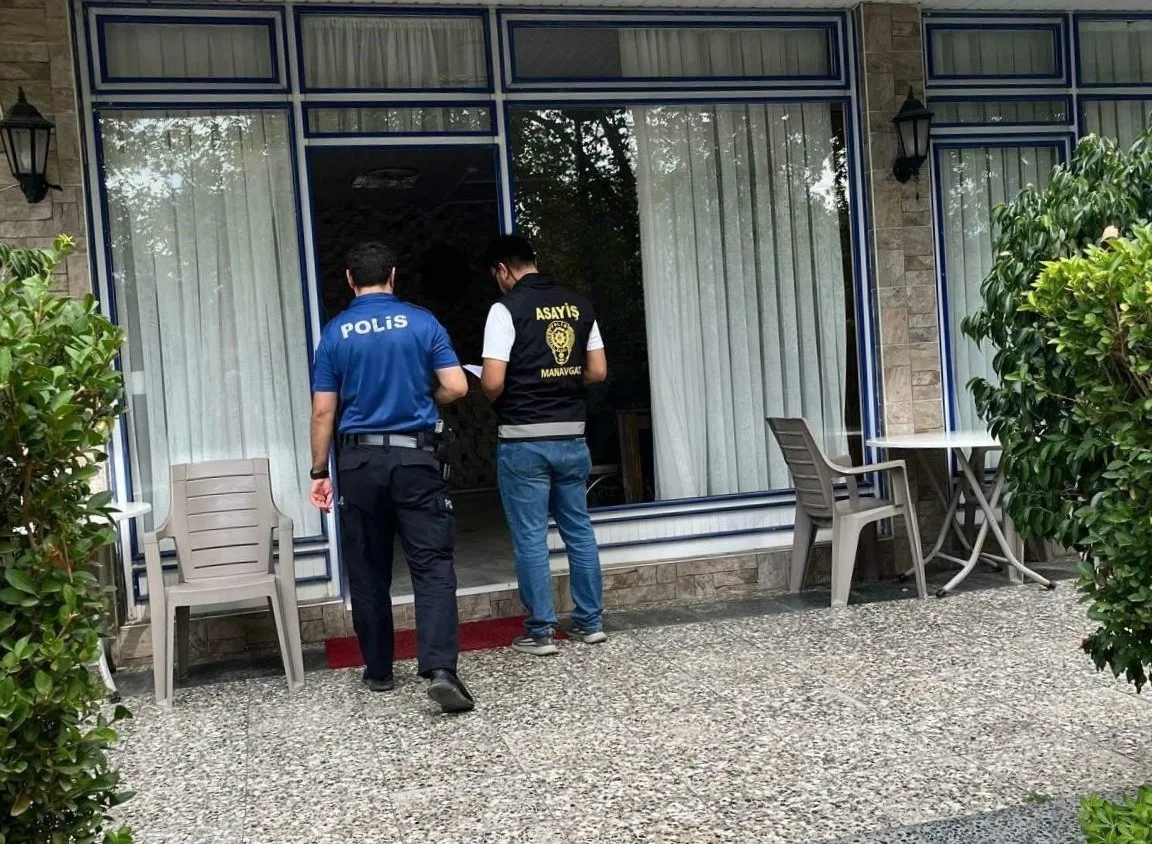 Antalya’da polis ekiplerince kent genelinde gerçekleştirilen operasyonlarda aranan şahıslar yakalandı.