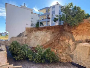 Antalya’nın Serik ilçesinde bir evin tahliye edilmesine neden olan inşaat