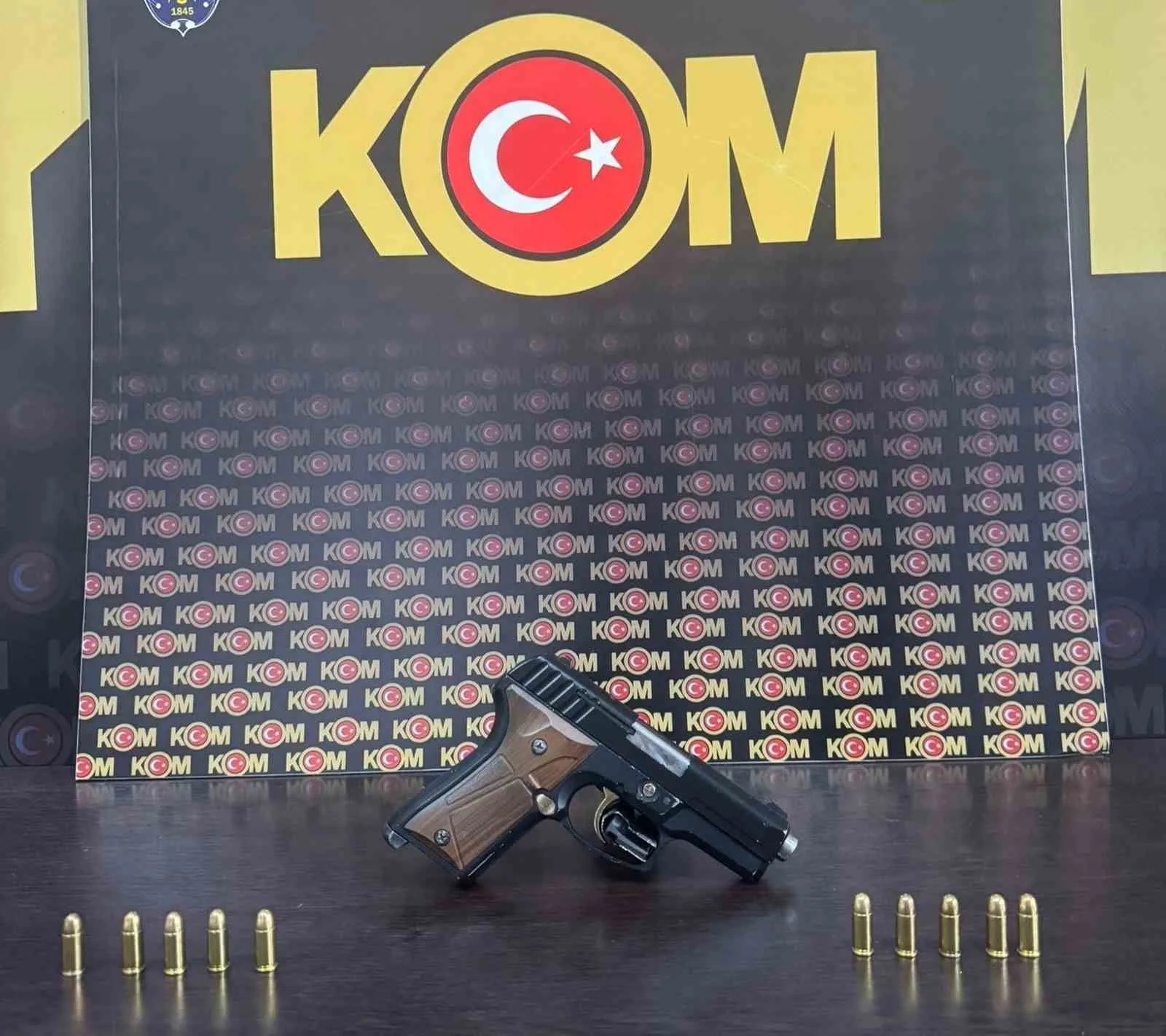 Antalya’da polis ekiplerince yapılan operasyonlarda çok sayıda kaçak ürün ele