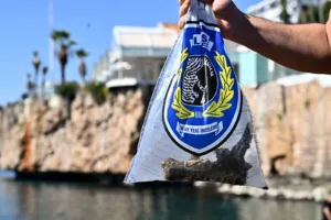 Antalya’nın Muratpaşa ilçesinde belediye dalgıçları tarafından Kaleiçi Yat Limanı’nda gerçekleştirilen