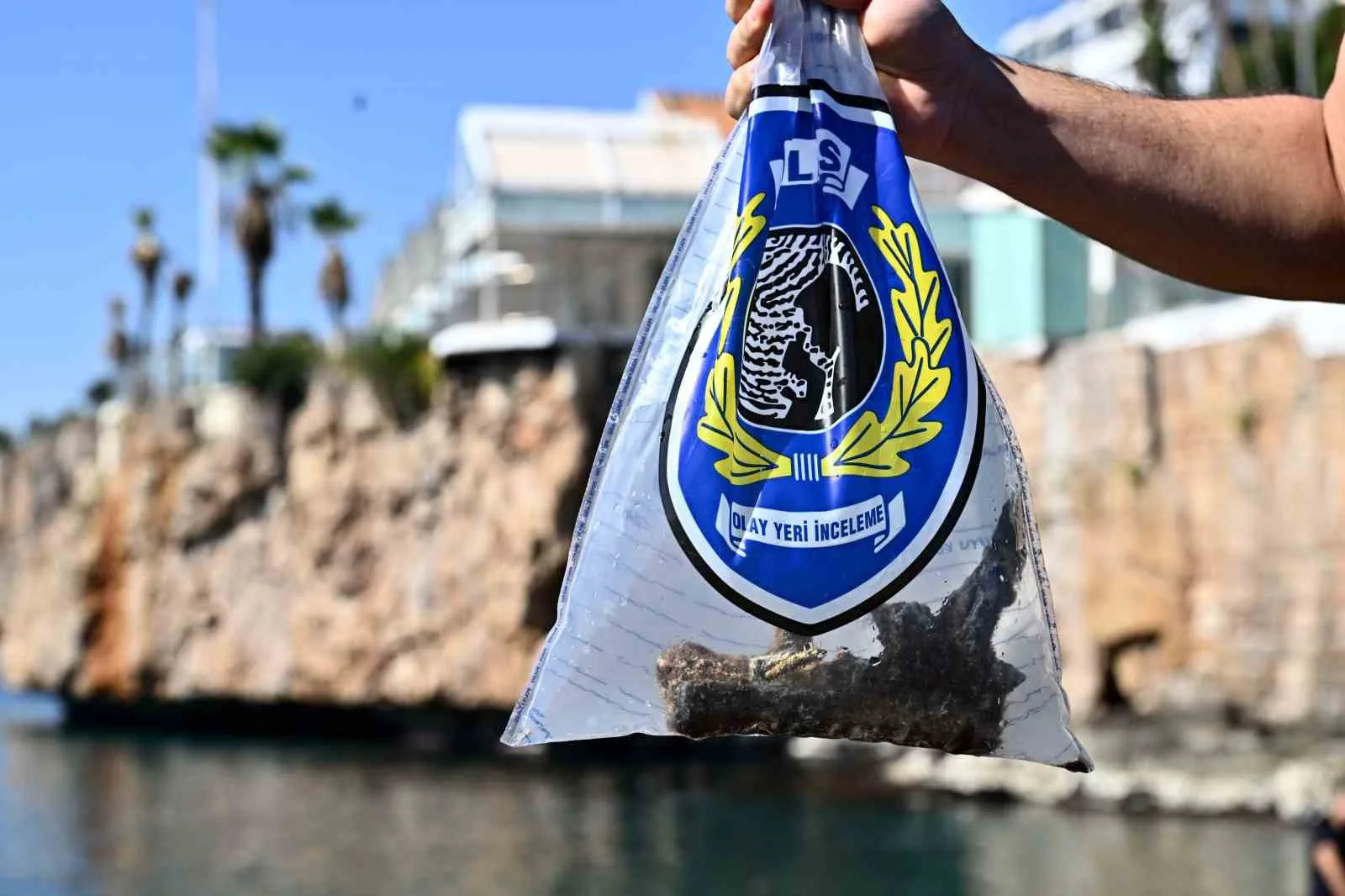 Antalya’nın Muratpaşa ilçesinde belediye dalgıçları tarafından Kaleiçi Yat Limanı’nda gerçekleştirilen
