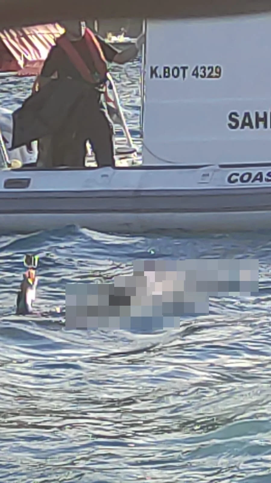 Antalya’da denizin falezlere yakın kısmında üzerinde şort ve yüzünde dalış