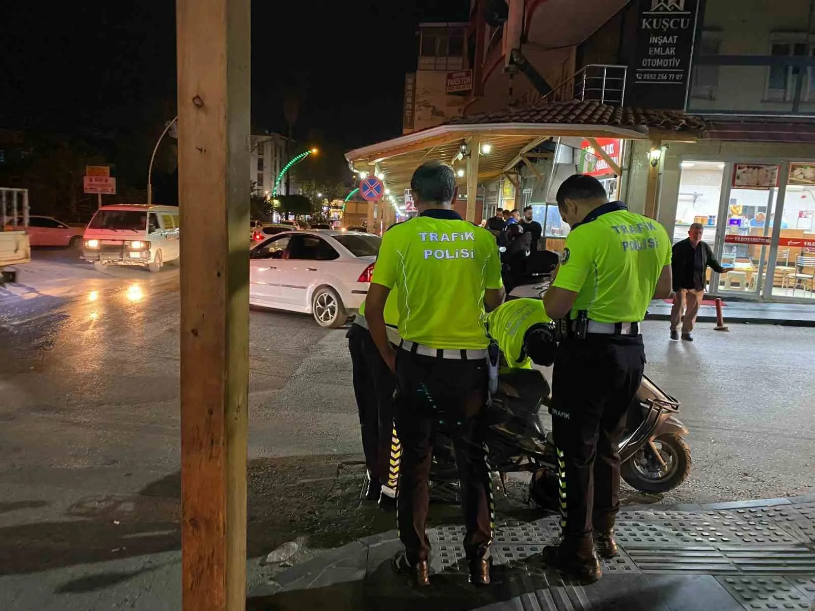 Antalya’nın Serik ilçesinde devrilen motosikletin sürücüsü ağır yaralandı. Kaza anı