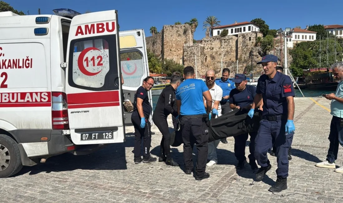 Antalya’da denizde jetski kullanan vatandaşların bir kişinin yaklaşık 35 metrelik