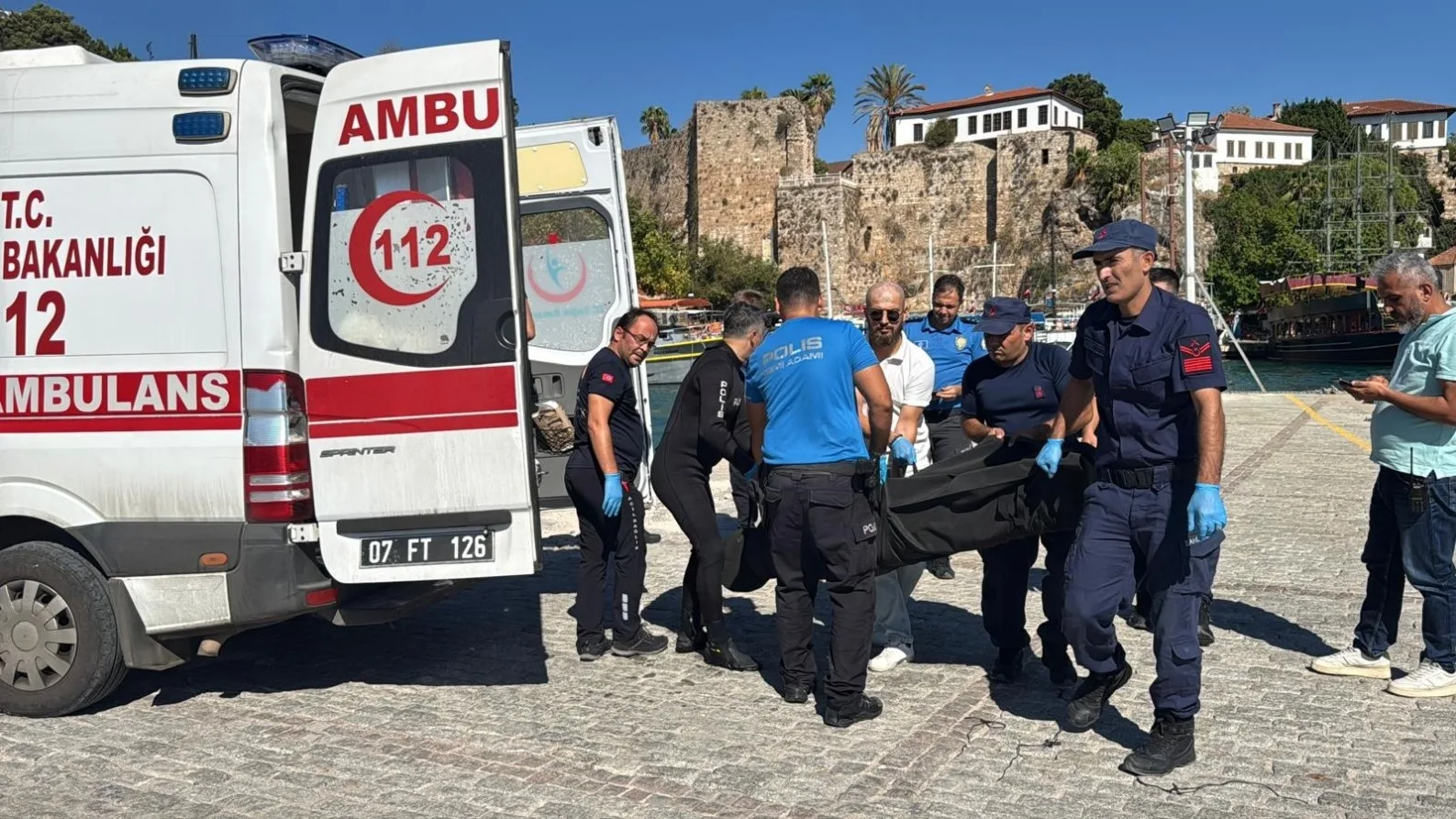 Antalya’da denizde jetski kullanan vatandaşların bir kişinin yaklaşık 35 metrelik