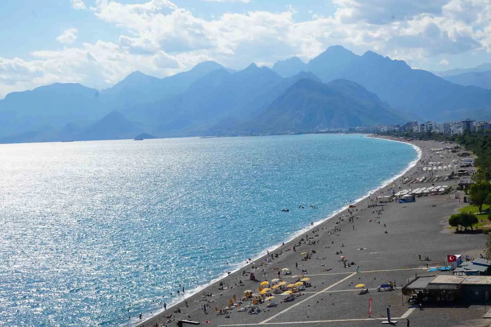 Antalya’da yağışlı havanın ardından yeniden açan güneş, yerli ve yabancı