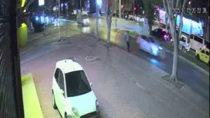 Antalya’da yolun karşısına geçmek isteyen yayanın, özel halk otobüsünün çarpması