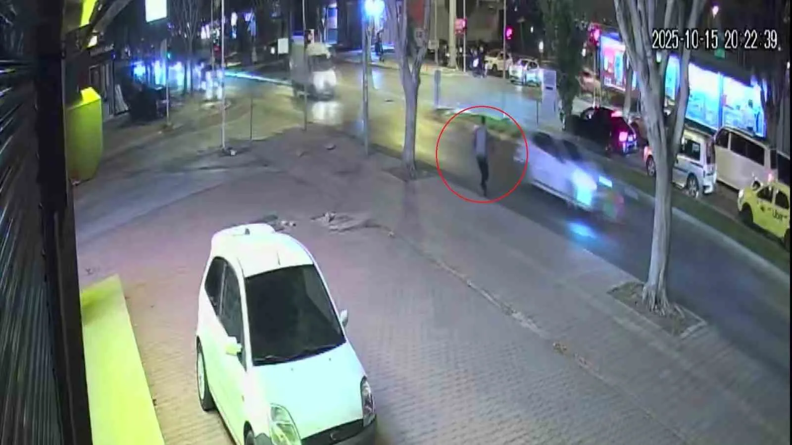 Antalya’da yolun karşısına geçmek isteyen yayanın, özel halk otobüsünün çarpması