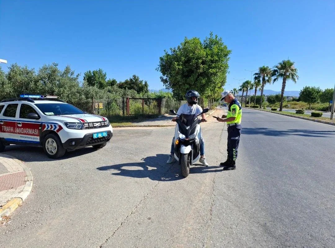 Antalya’da jandarma ekipleri, motosiklet ve motorlu bisikletlere yönelik denetim gerçekleştirdi.