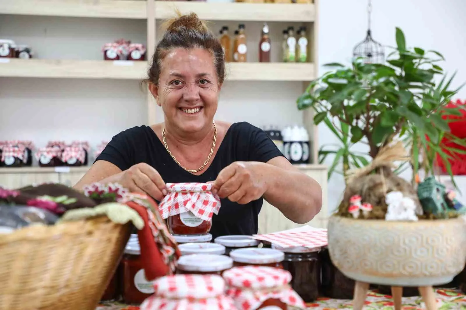 Antalya Büyükşehir Belediyesi’nin desteklediği kadın kooperatiflerinde kışlık ürünlerin üretimi başladı.