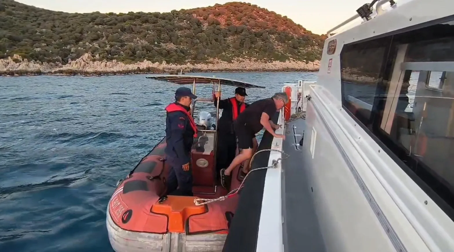 Antalya’nın Kaş ilçesinde yürüyüş yaparken kayalık bölgede mahsur kalan Alman