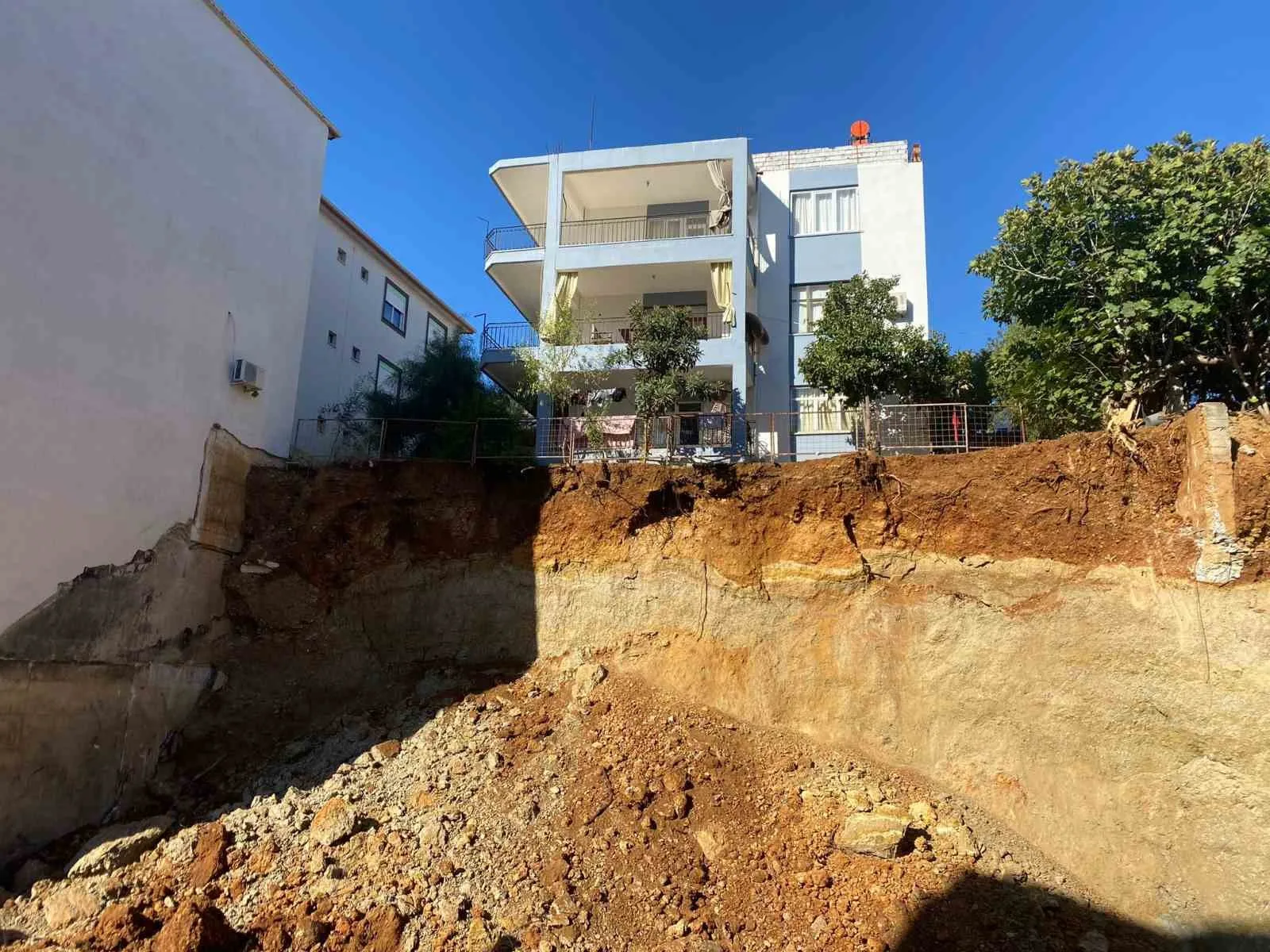 Antalya’nın Serik ilçesinde temel kazısı yapılan inşaat alanında meydana gelen