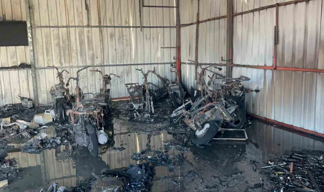 Antalya’nın Alanya ilçesinde motosiklet servisinde çıkan yangında 10’dan fazla motosiklet