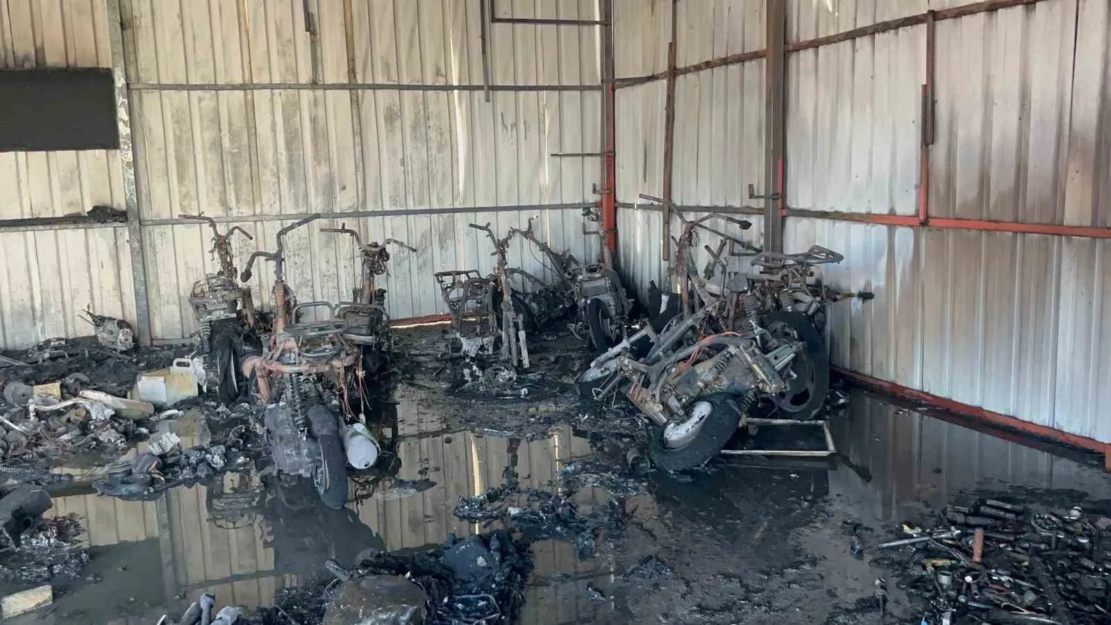 Antalya’nın Alanya ilçesinde motosiklet servisinde çıkan yangında 10’dan fazla motosiklet