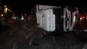 Antalya’nın Manavgat ilçesinde odun yüklü kamyon, kırmızı ışıkta duran otomobile