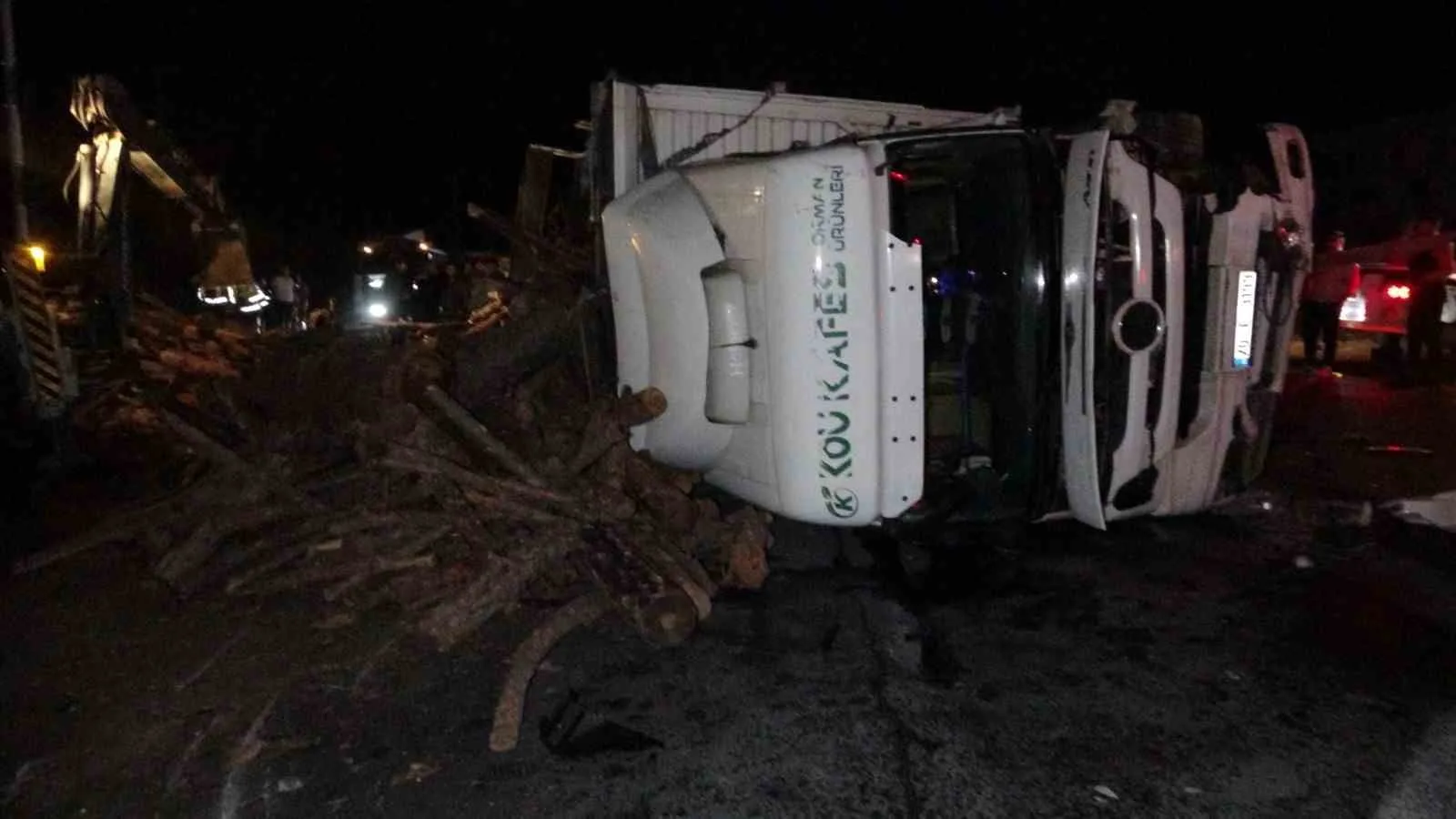Antalya’nın Manavgat ilçesinde odun yüklü kamyon, kırmızı ışıkta duran otomobile