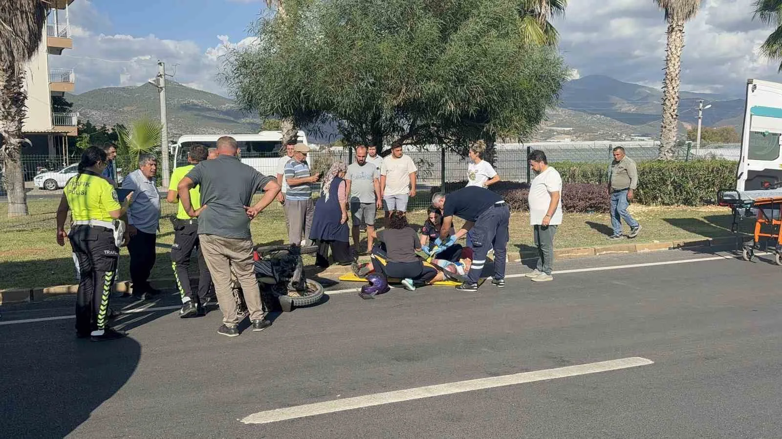 Antalya’nın Gazipaşa ilçesinde okul servis aracıyla motosikletin çarpışması sonucu meydana