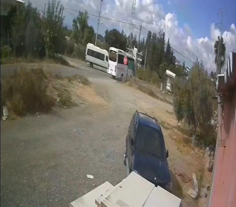 Antalya’nın Manavgat ilçesinde ilkokul öğrencilerini taşıyan okul servisiyle midibüsün çarpışması