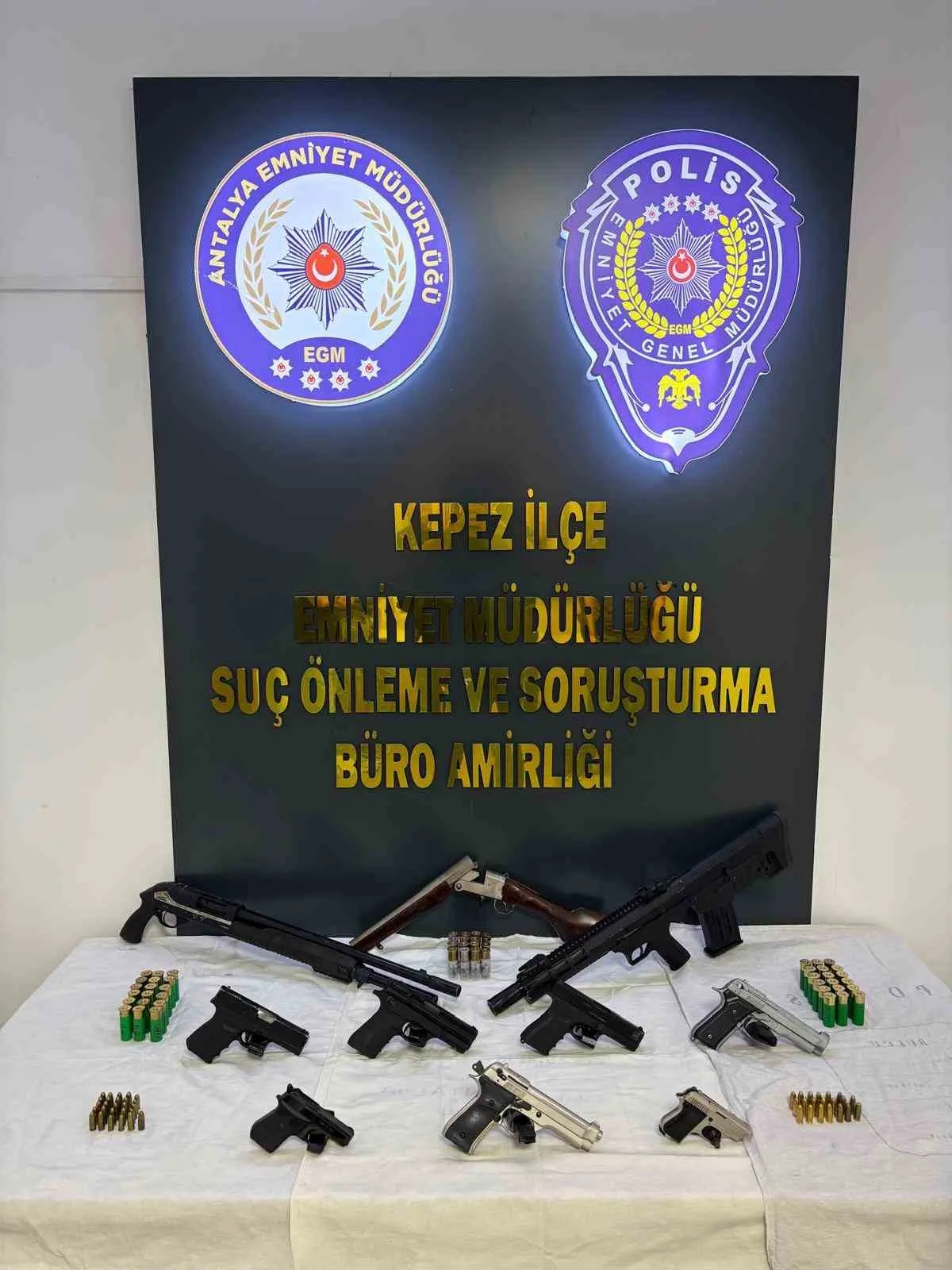 Antalya polis ekiplerinin Kepez ilçesinde gerçekleştirdiği “Şafak 07 Huzur-6” operasyonunda