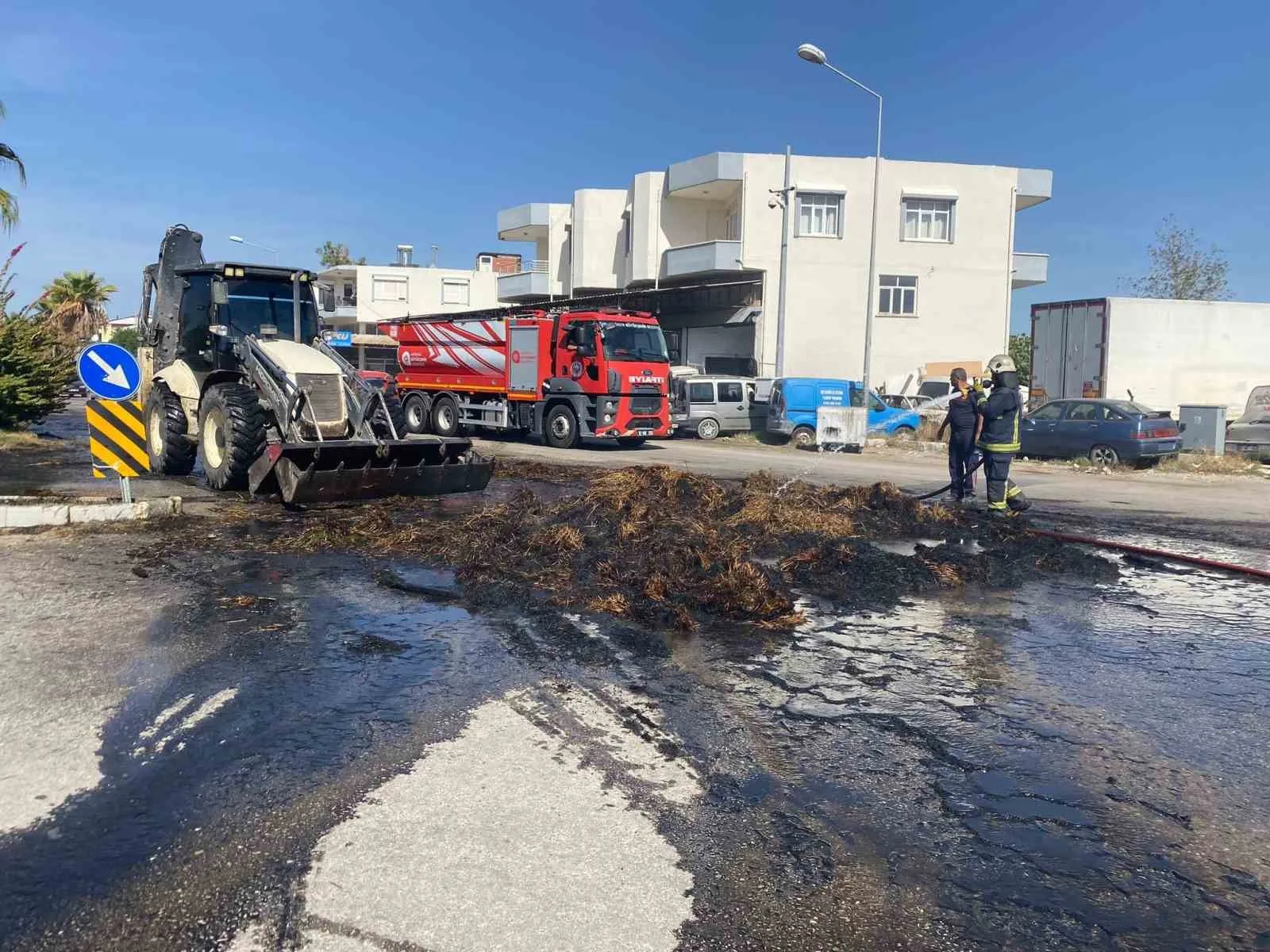 Antalya’nın Kepez ilçesinde seyir halindeki traktörde bulunan saman balyaları yanarak