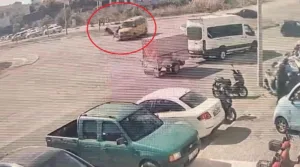 Antalya’nın Manavgat ilçesinde ticari taksi ile çarpışan motosikletli yaralandı. Kaza