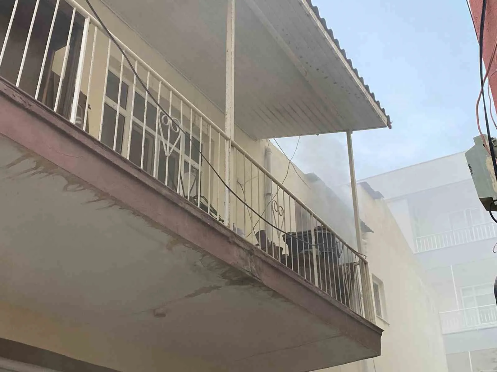 Antalya’nın Serik ilçesinde yangın çıkan müstakil evdeki muhabbet kuşunu itfaiye