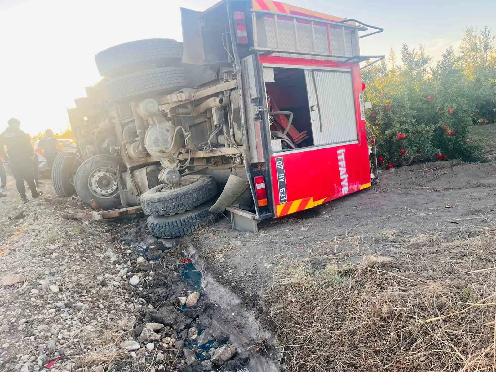 Antalya’nın Serik ilçesinde yangın ihbarına giden itfaiye aracının devrilmesi sonucu