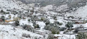 Antalya’nın Akseki ilçesinde yüksek rakımlı yaylalar beyaza büründü. Bölgede hava