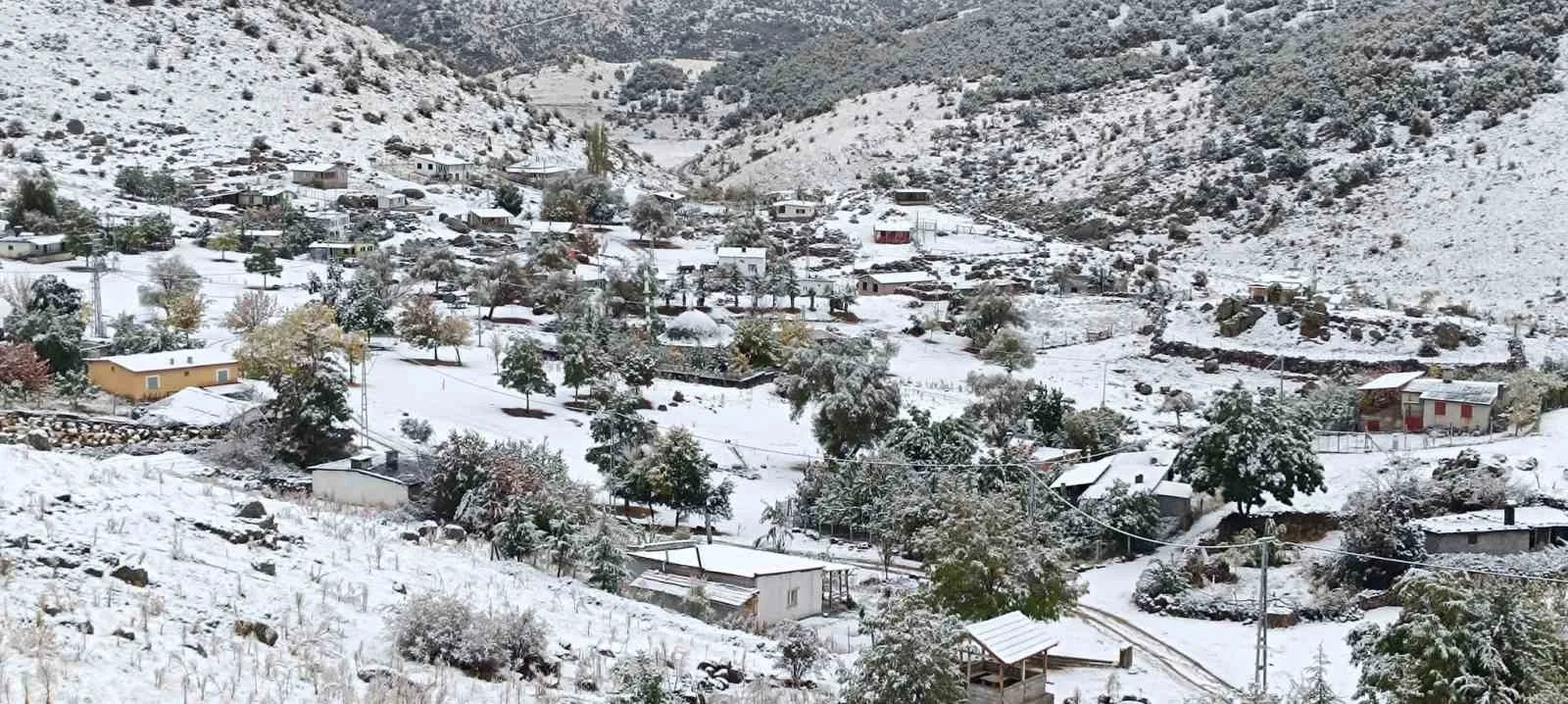 Antalya’nın Akseki ilçesinde yüksek rakımlı yaylalar beyaza büründü. Bölgede hava