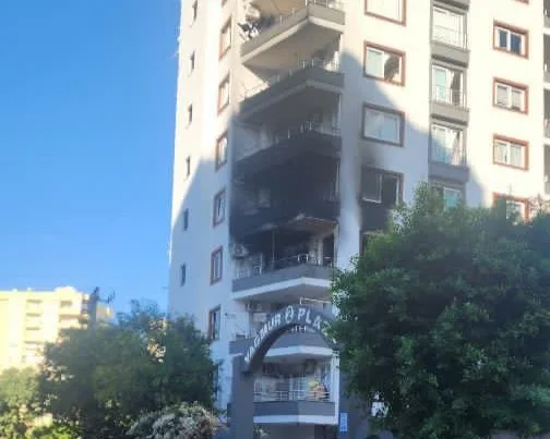 Mersin’de bir sitedeki apartman dairesinde çıkan yangın paniğe neden oldu.