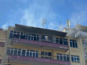 Antalya’nın Serik ilçesinde 5 katlı bir apartmanın en üst katında